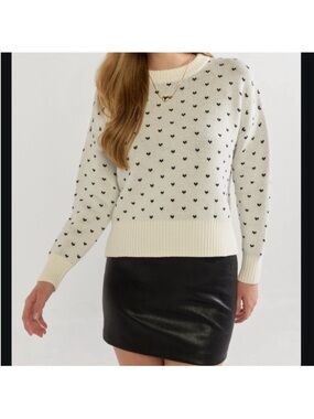 Heart
Pattern Pullover Sweater